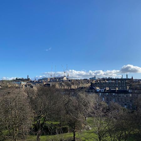 New Town Apartment With Castle View Edinburgh Bagian luar foto