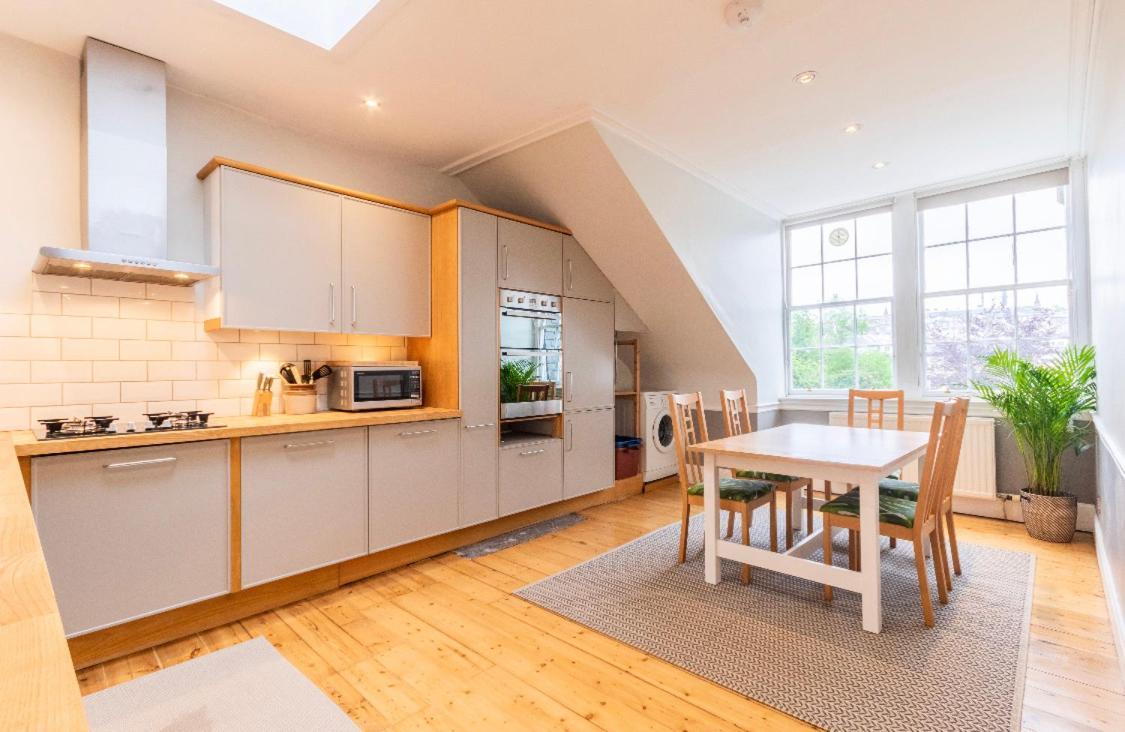 New Town Apartment With Castle View Edinburgh Bagian luar foto