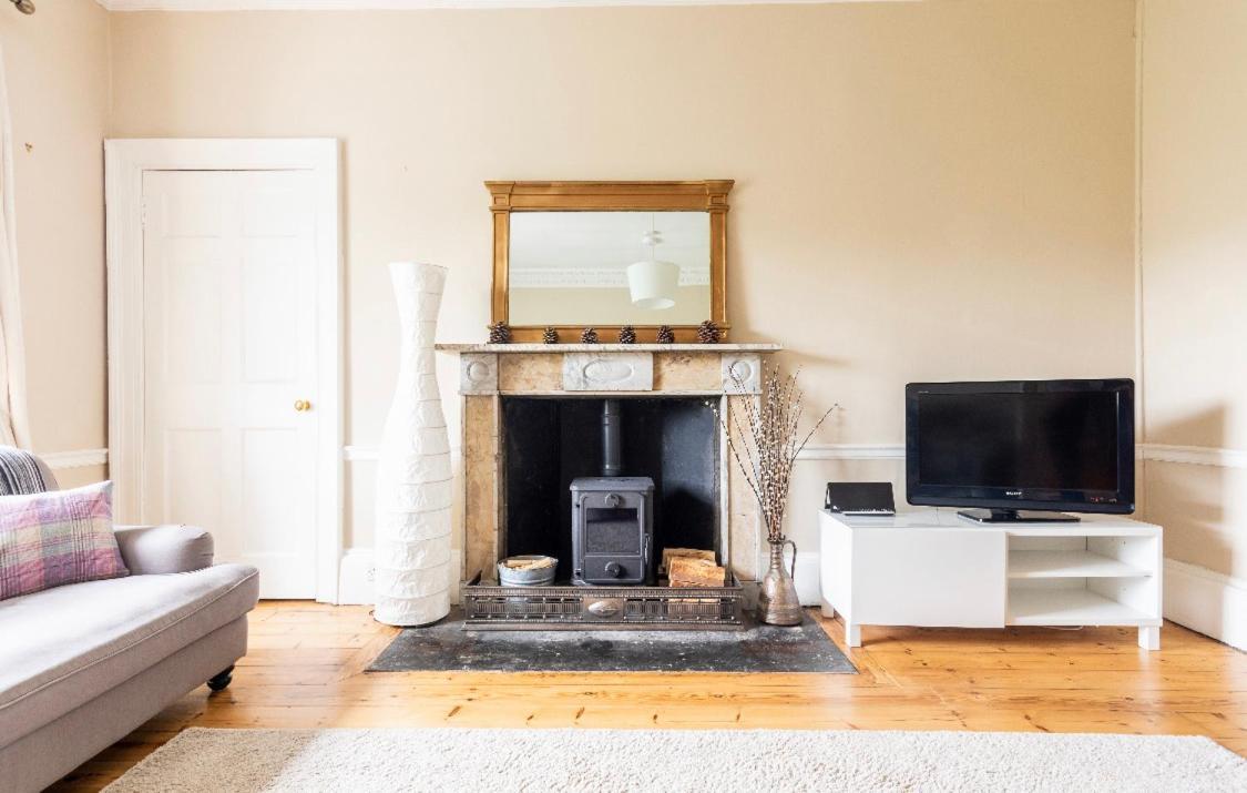 New Town Apartment With Castle View Edinburgh Bagian luar foto