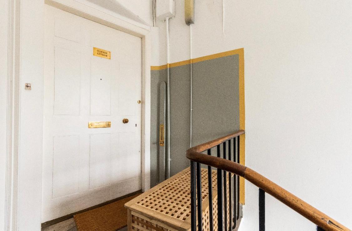 New Town Apartment With Castle View Edinburgh Bagian luar foto