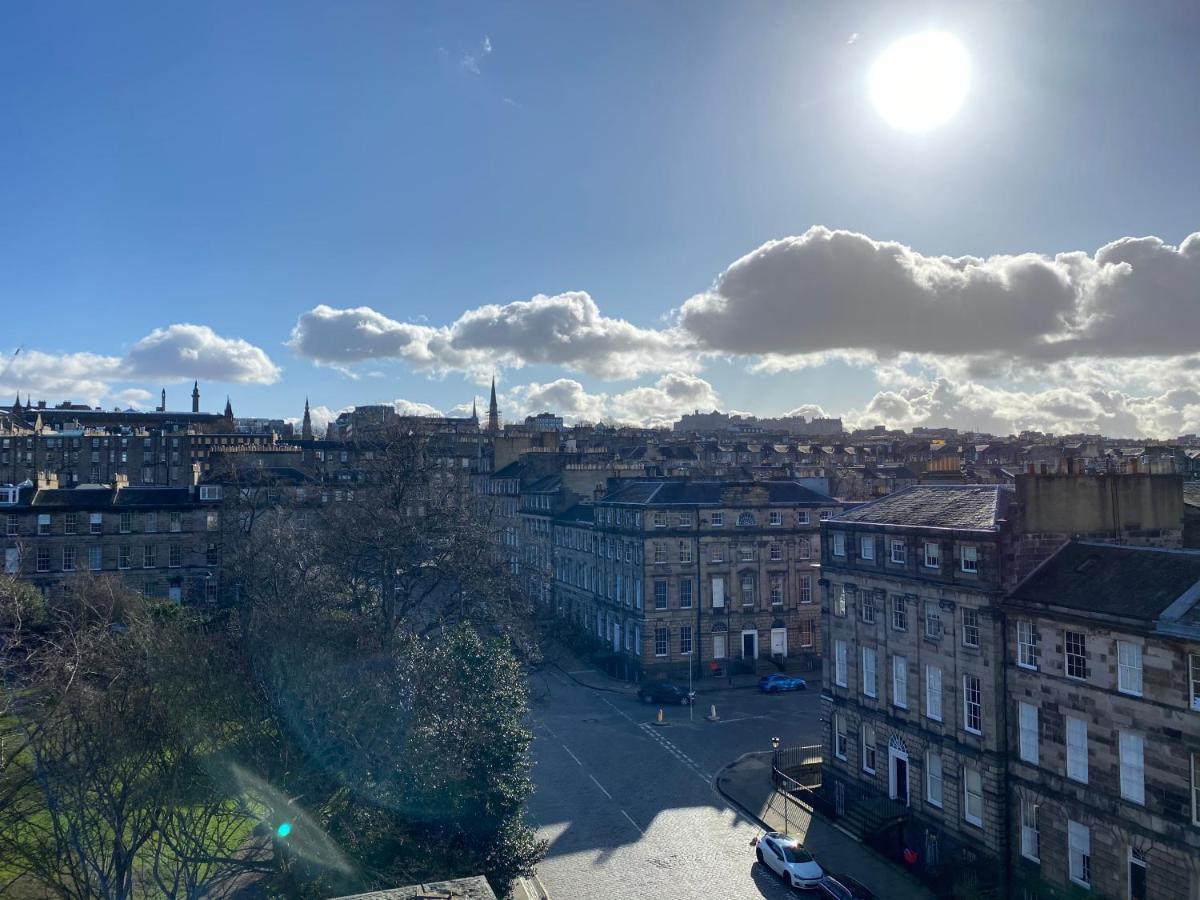 New Town Apartment With Castle View Edinburgh Bagian luar foto