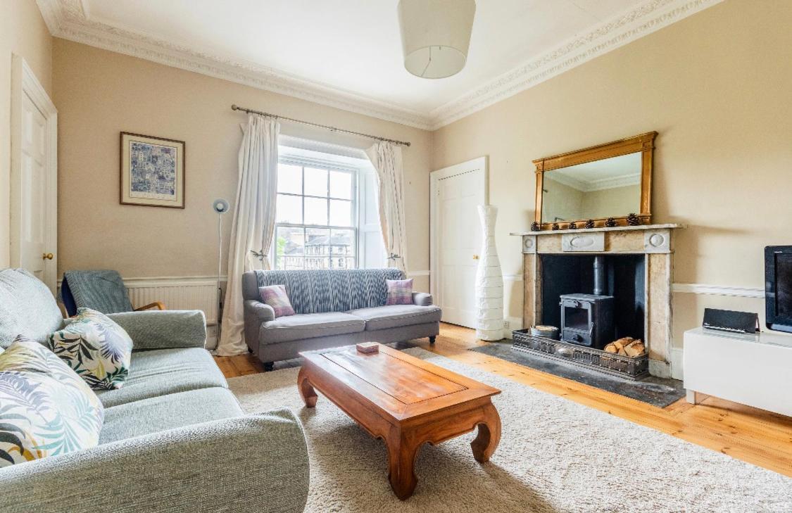 New Town Apartment With Castle View Edinburgh Bagian luar foto