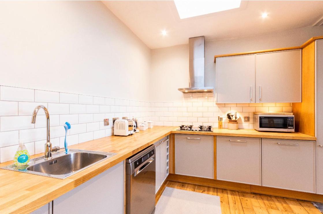 New Town Apartment With Castle View Edinburgh Bagian luar foto