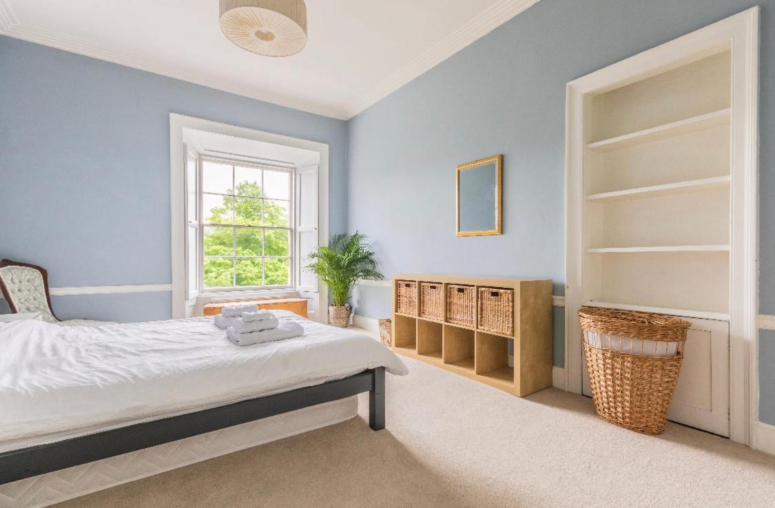 New Town Apartment With Castle View Edinburgh Bagian luar foto