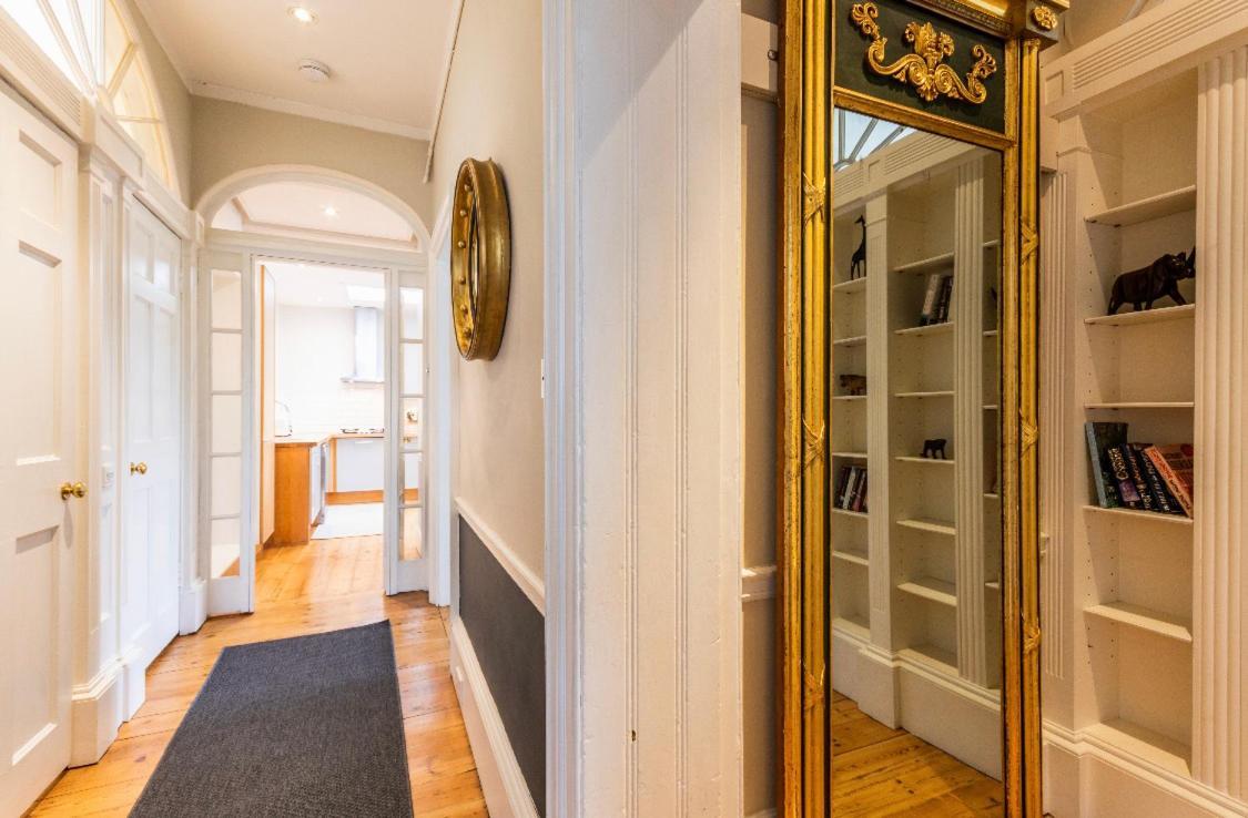 New Town Apartment With Castle View Edinburgh Bagian luar foto