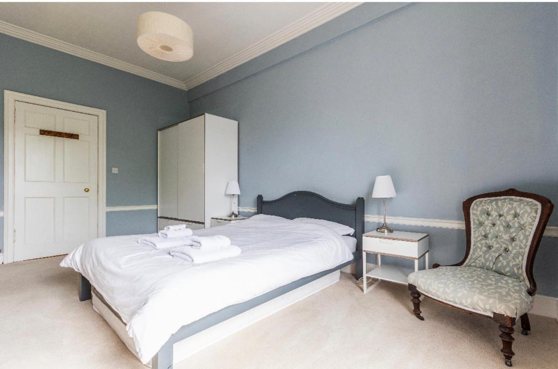 New Town Apartment With Castle View Edinburgh Bagian luar foto