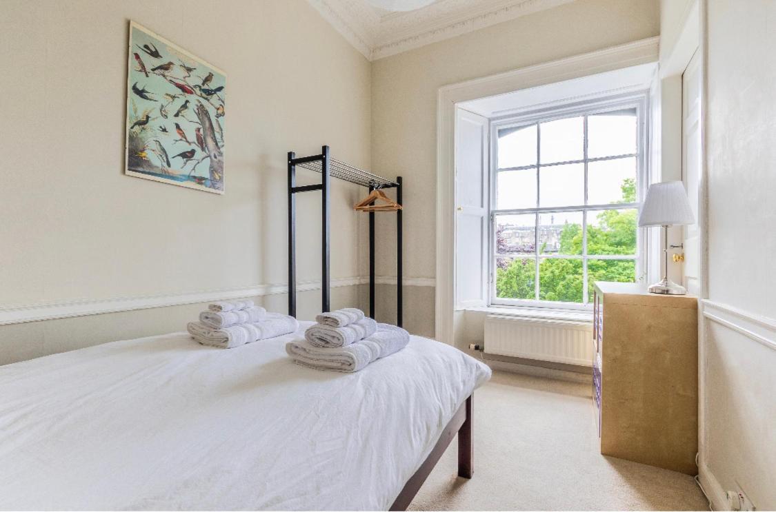 New Town Apartment With Castle View Edinburgh Bagian luar foto